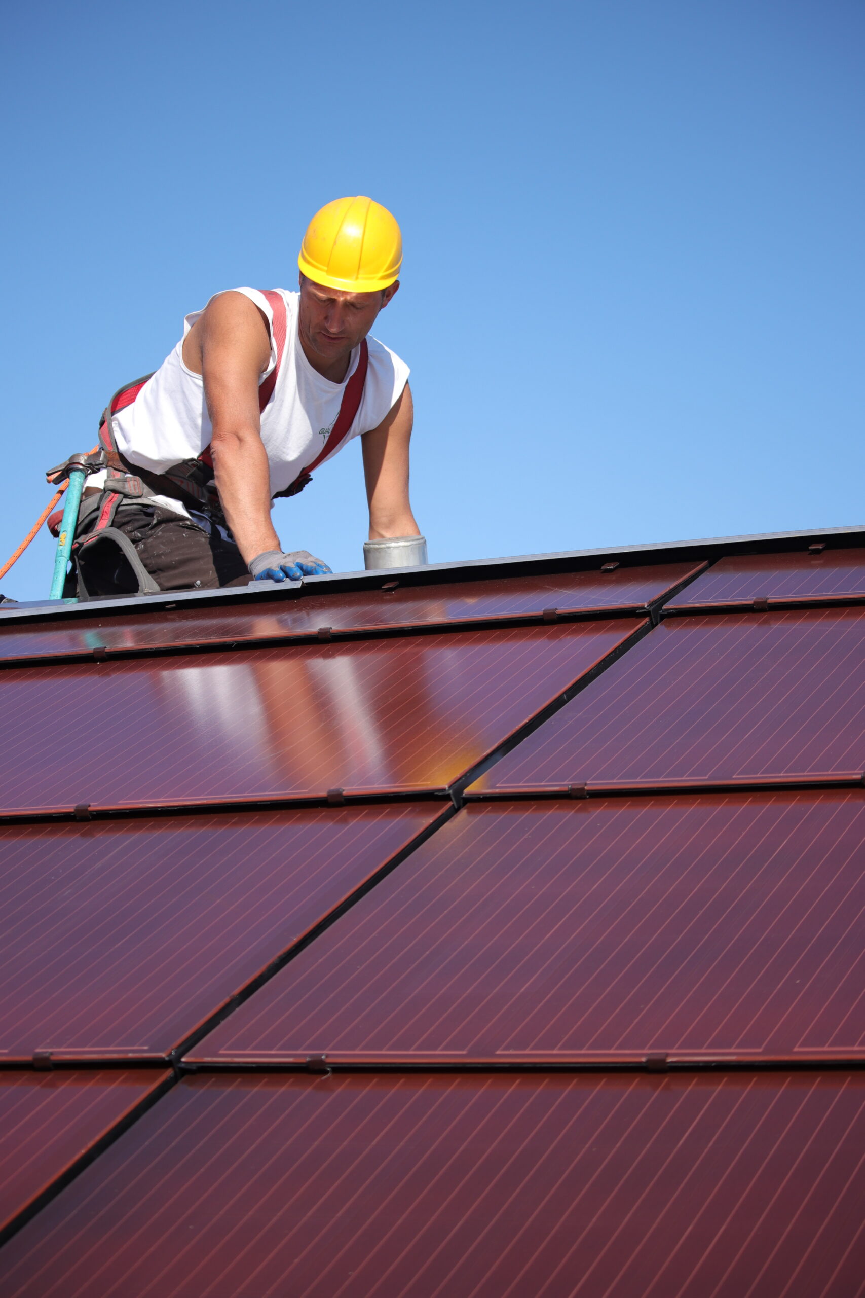 installazione impianto fotovoltaicho chiavi in mano con tegole fotovoltaiche rosse
